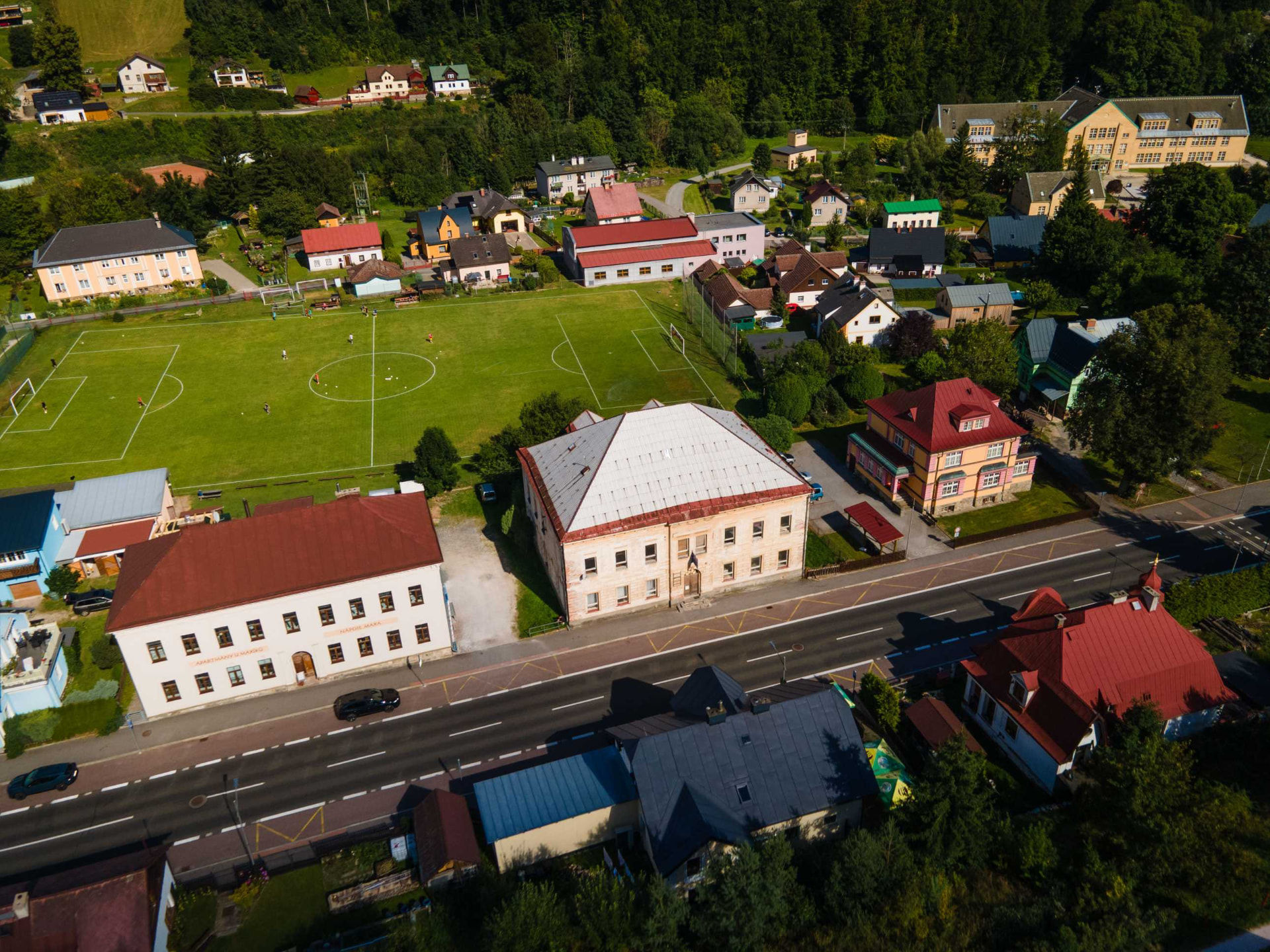 Činžovní dům v Horním Maršově z ptačí perspektivy